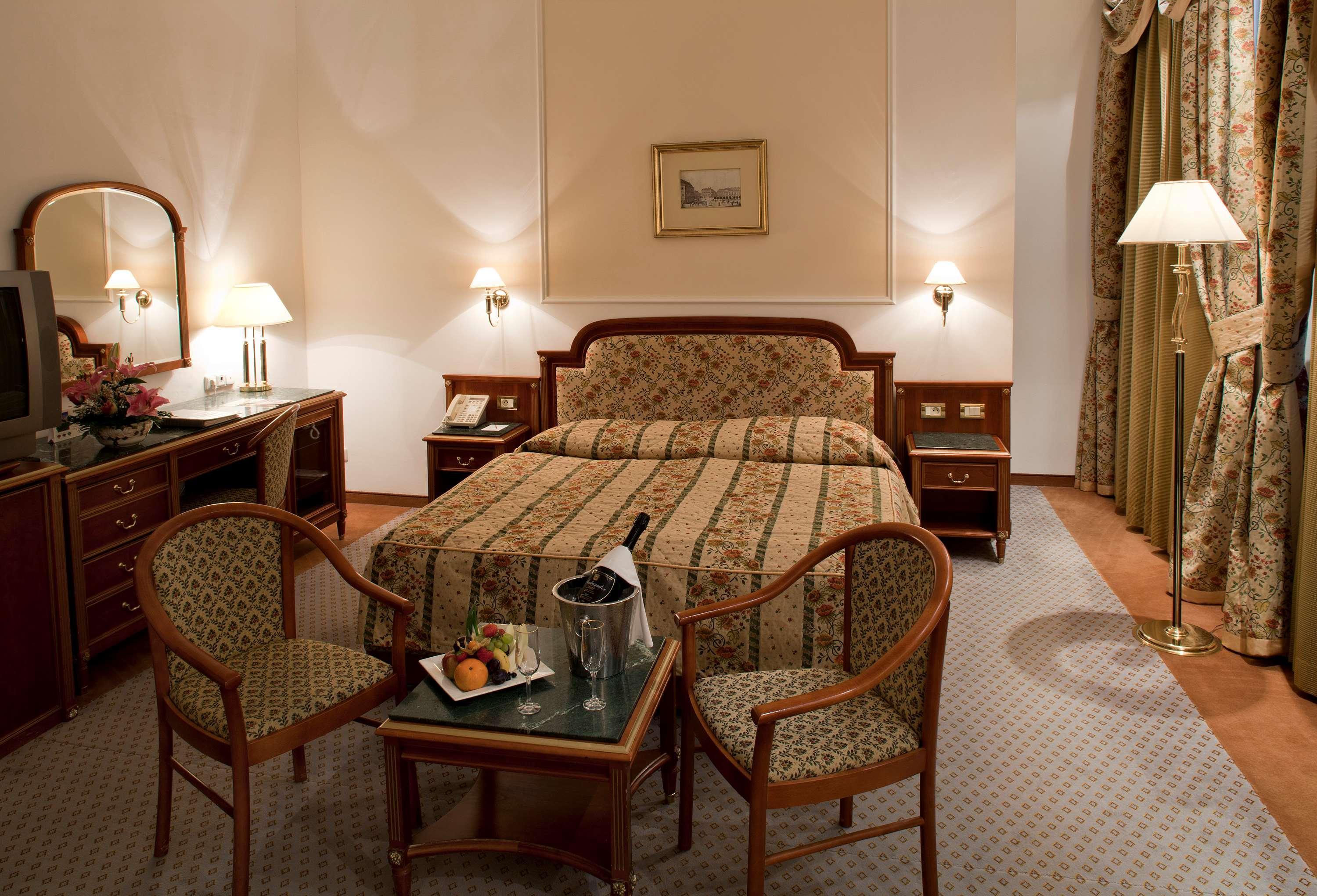 Ambassador Zlata Husa Prague Luaran gambar A room at the hotel