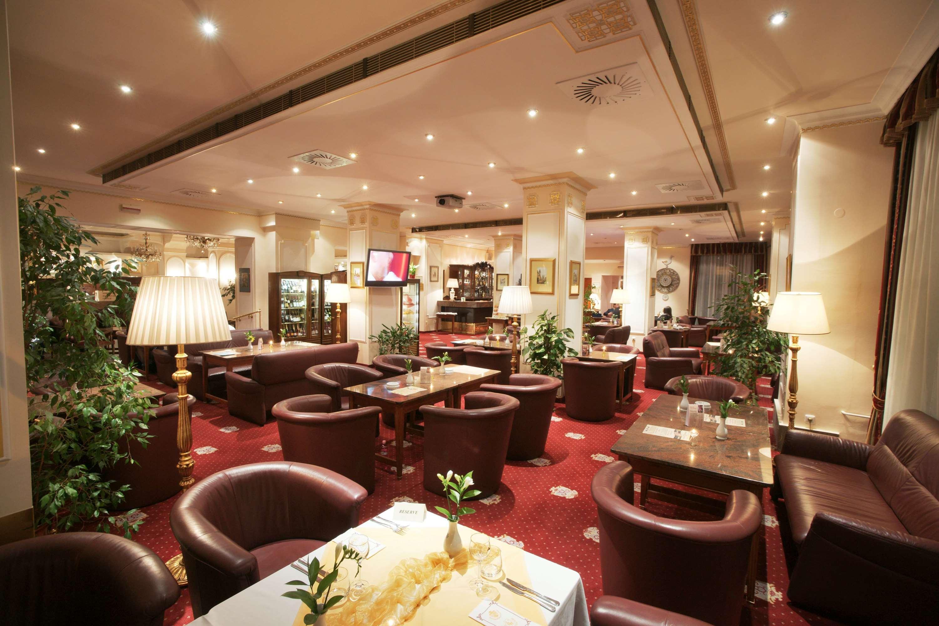Ambassador Zlata Husa Prague Luaran gambar The lounge at the airport