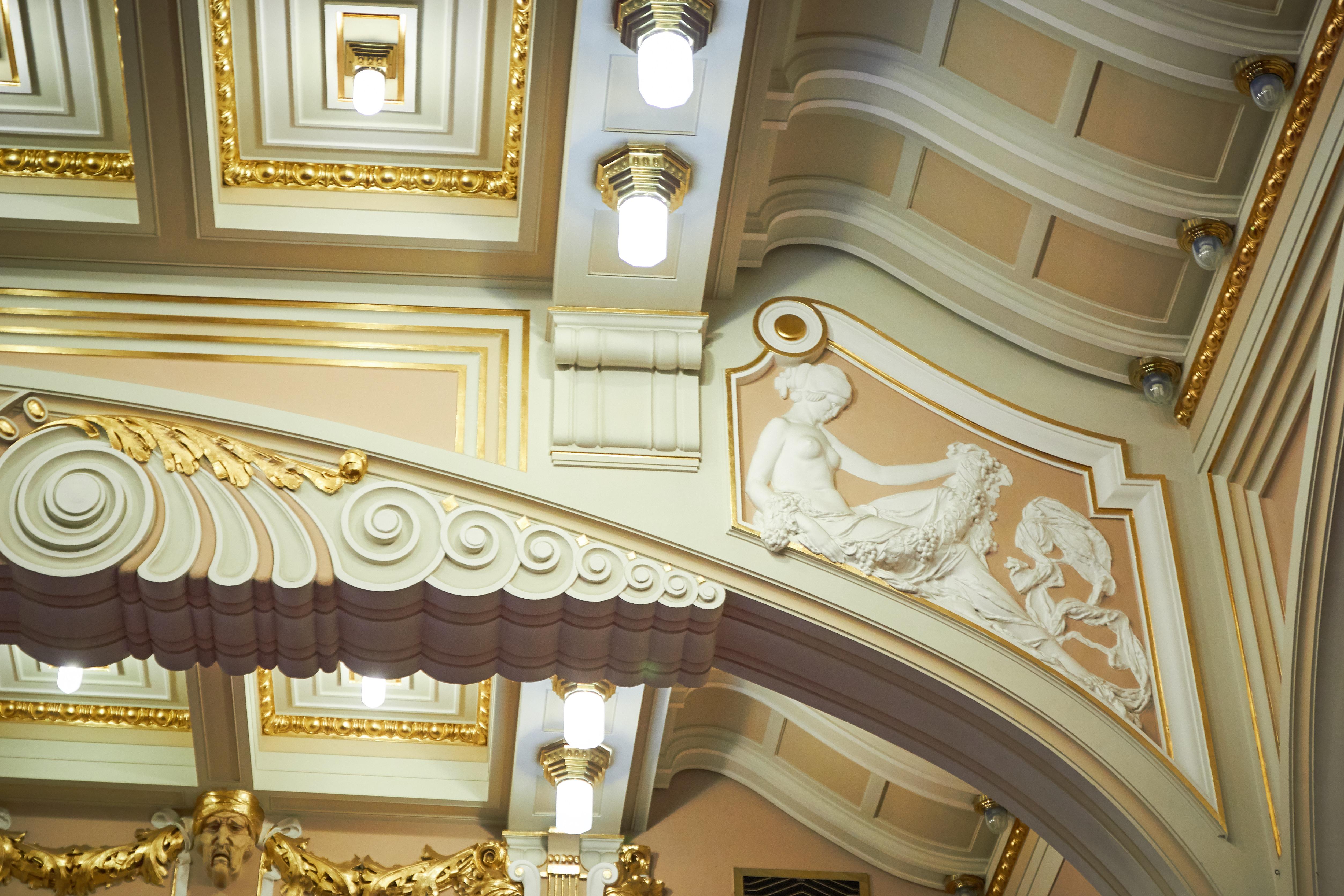 Ambassador Zlata Husa Prague Luaran gambar The ceiling of the main staircase