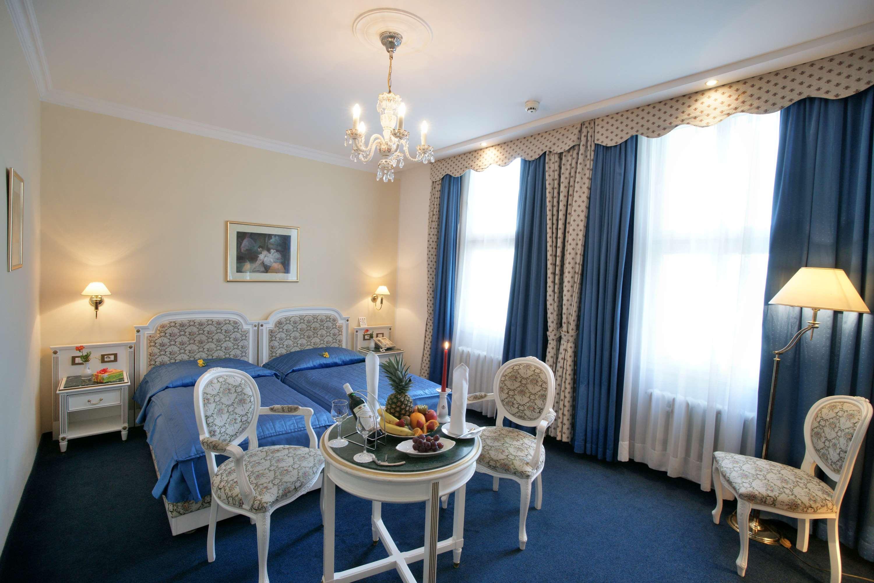 Ambassador Zlata Husa Prague Luaran gambar A room at the hotel