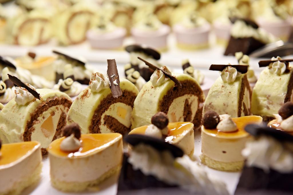 Ambassador Zlata Husa Prague Luaran gambar Petit fours