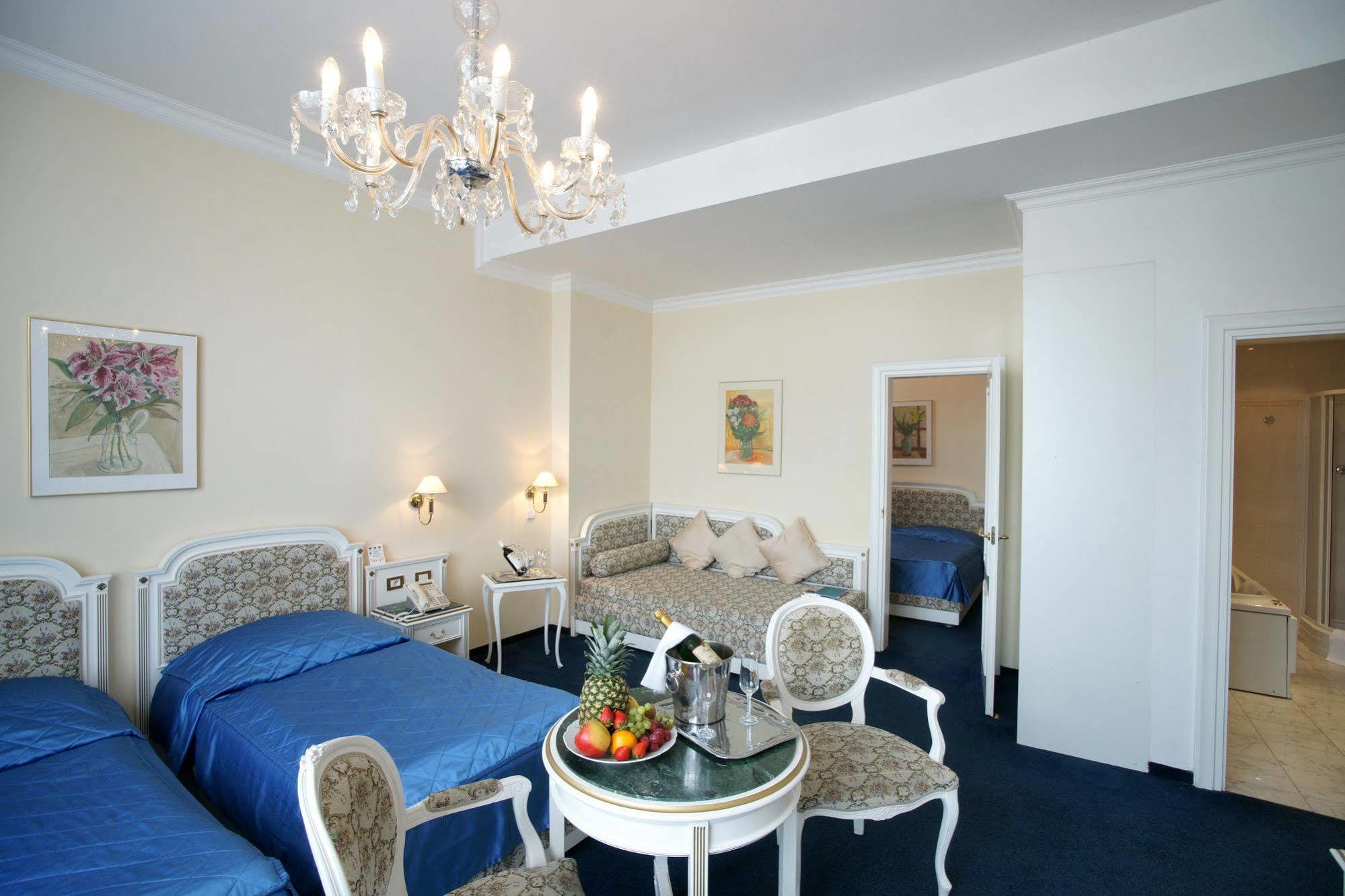 Ambassador Zlata Husa Prague Bilik gambar A suite at the Grand Hotel
