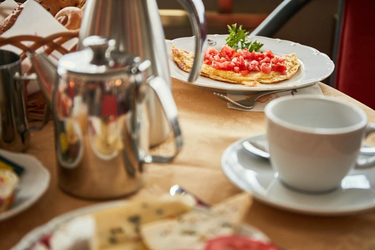 Ambassador Zlata Husa Prague Luaran gambar A breakfast at the restaurant