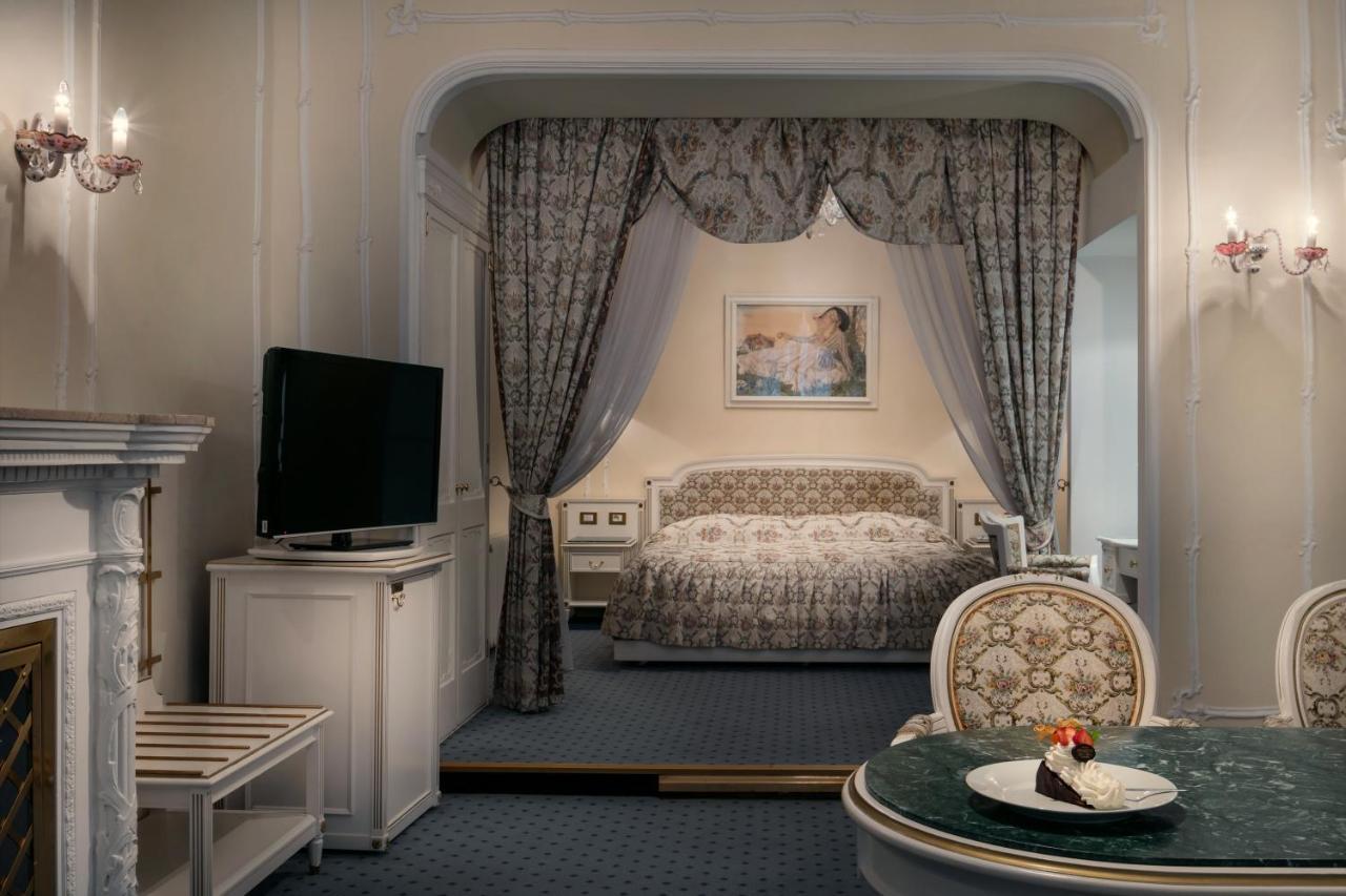 Ambassador Zlata Husa Prague Luaran gambar A room at the hotel